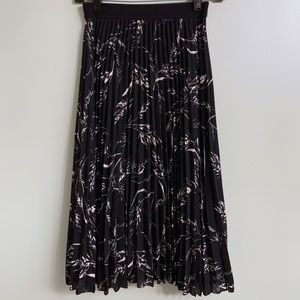 H&M Black and White Floral Pleated Skirt
